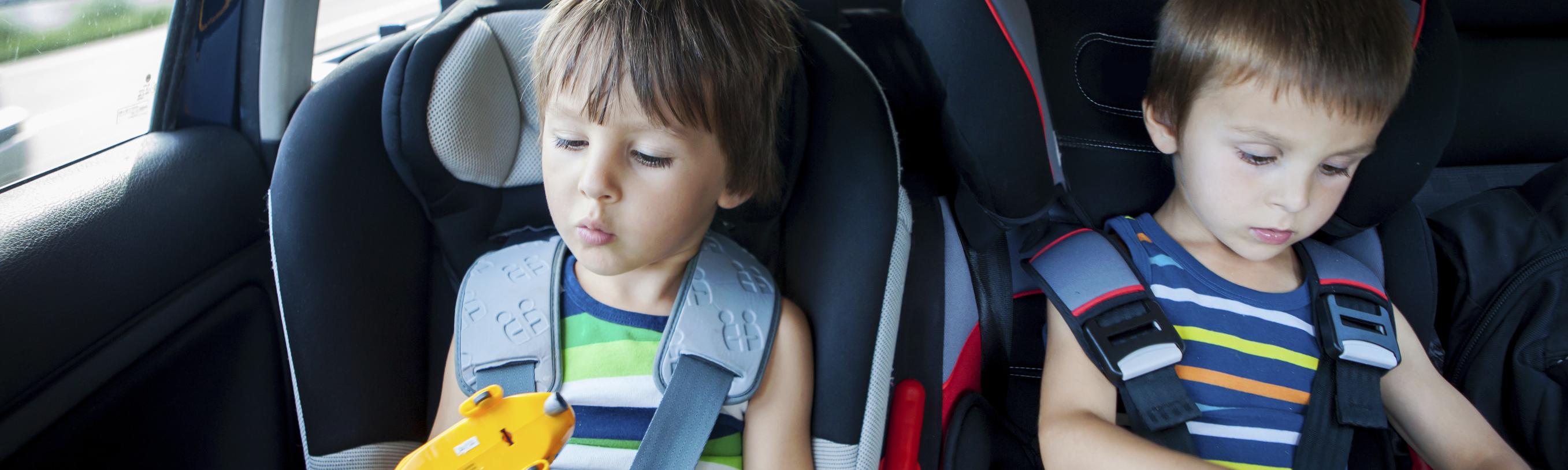 Longs trajets en voiture avec bébé et enfant: nos conseils