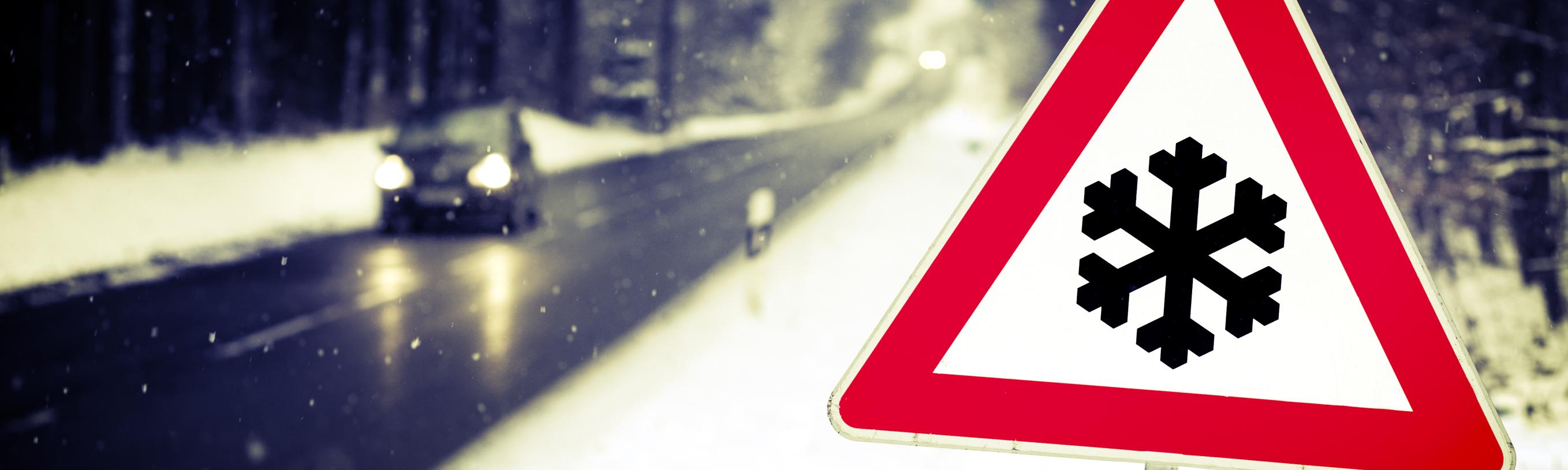 Neige et verglas : les conseils et gestes à éviter en voiture sur les  routes enneigées